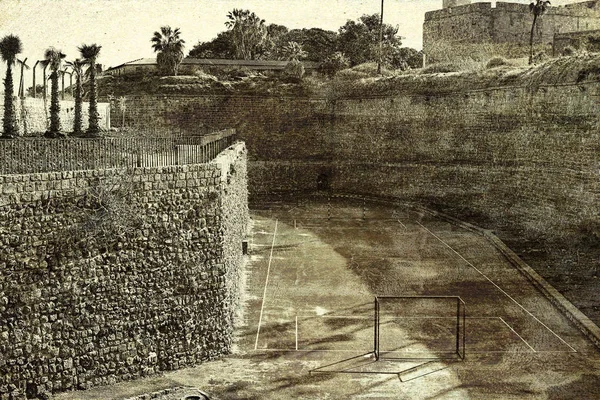 Спортивная площадка у стен Акко в Израиле — стоковое фото