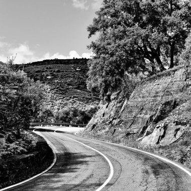 tepeler arasındaki yol