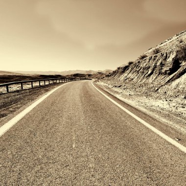 Çölde yol
