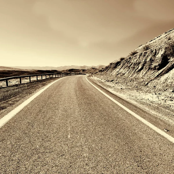 Çölde yol
