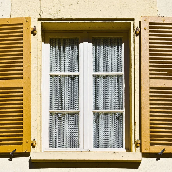 Ventana con obturador abierto — Foto de Stock