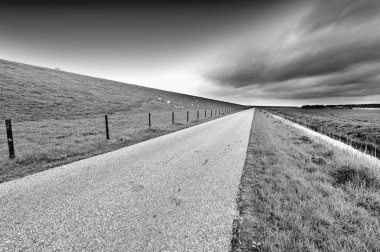 Yol boyunca koruyucu baraj ve kanal 