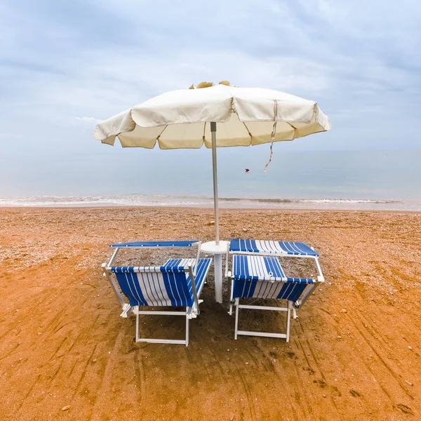 Umbrella and Sun Bed — Stock Photo, Image