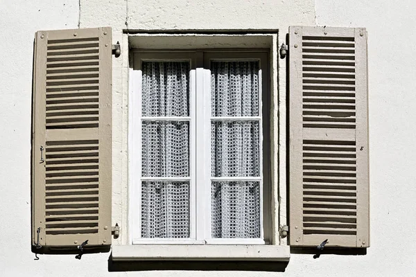 Okno s otevřené okenice — Stock fotografie