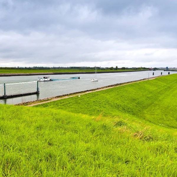 Pråm och Yacht navigera på Canal i Holland — Stockfoto