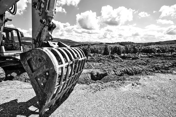 Excavator bucket near the vineyard — Stock Photo, Image