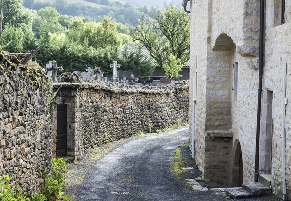 Cmentarz ulica w mieście Auxillac we Francji — Zdjęcie stockowe