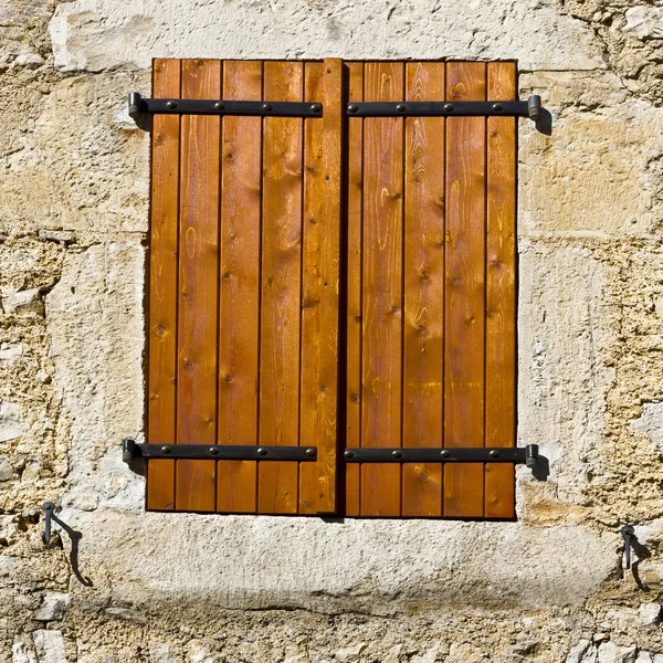 Окно в городе Ле-Салель — стоковое фото