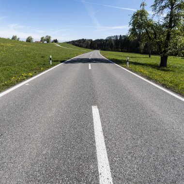 Çayırlar İsviçre arasındaki asfalt yol