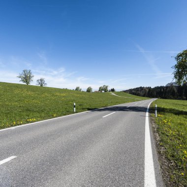 Çayırlar İsviçre arasındaki asfalt yol