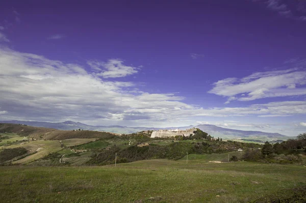 Pueblo Trevinano sobre una colina — Foto de Stock