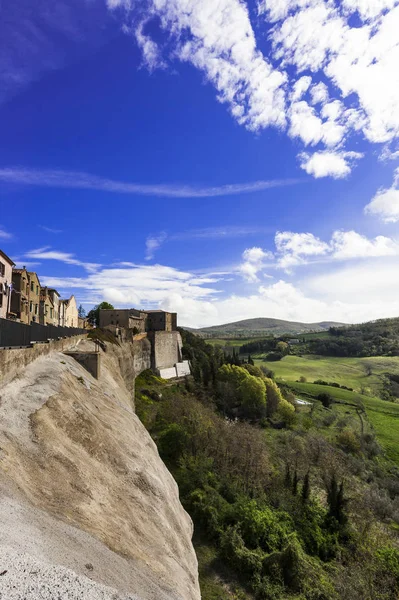 Village Trevinano upon the rocky hill — Stock Photo, Image