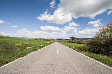 Çayır İtalya arasındaki asfalt yol 