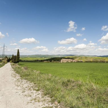 Toprak yol çayır İtalya arasında
