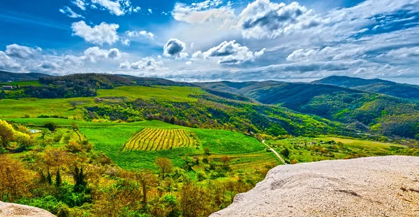 Italienische Landschaft mit Feldern und Weiden. — Stockfoto