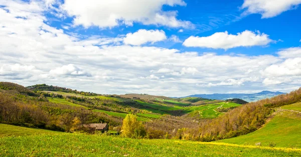 Italienische Landschaft mit Feldern und Weiden. — Stockfoto