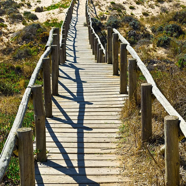 Ponte pedonale in legno attraverso le dune di sabbia — Foto Stock