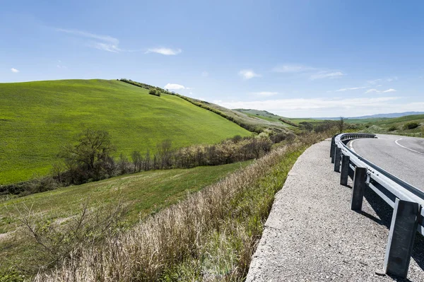 Estrada de asfalto entre o prado na Itália — Fotografia de Stock