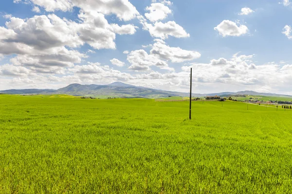 வயல்கள், மேய்ச்சல் மற்றும் பண்ணை வீடு — ஸ்டாக் புகைப்படம்