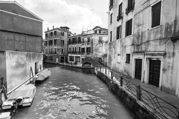 Canal é a rua em Veneza — Fotografia de Stock