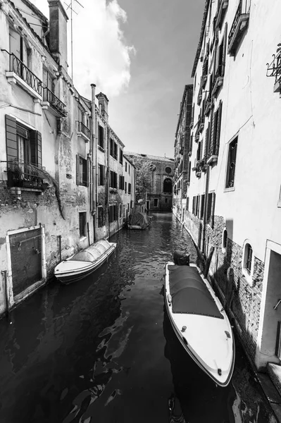 Canal es la calle en Venecia — Foto de Stock