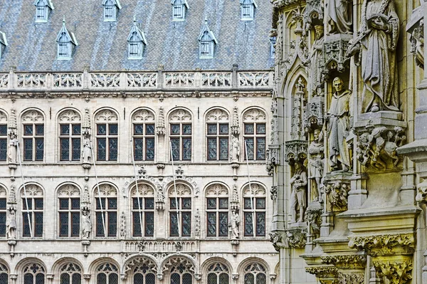 Prefeitura e Igreja de São Pedro em Leuven — Fotografia de Stock