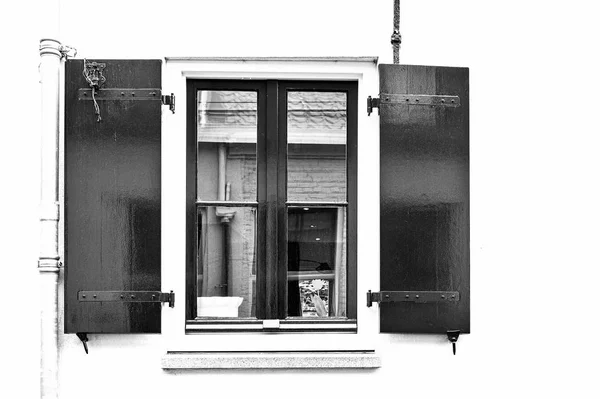 Okna s okenicemi, v Holandsku — Stock fotografie