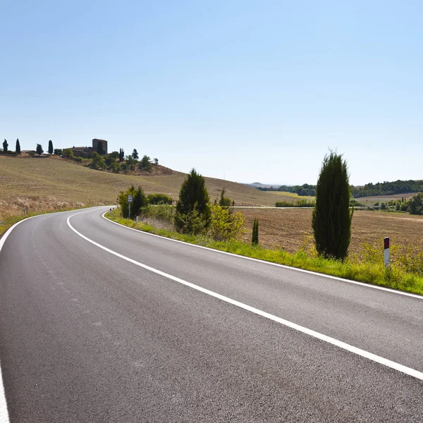 Strada asfaltata tra i campi in Italia — Foto Stock