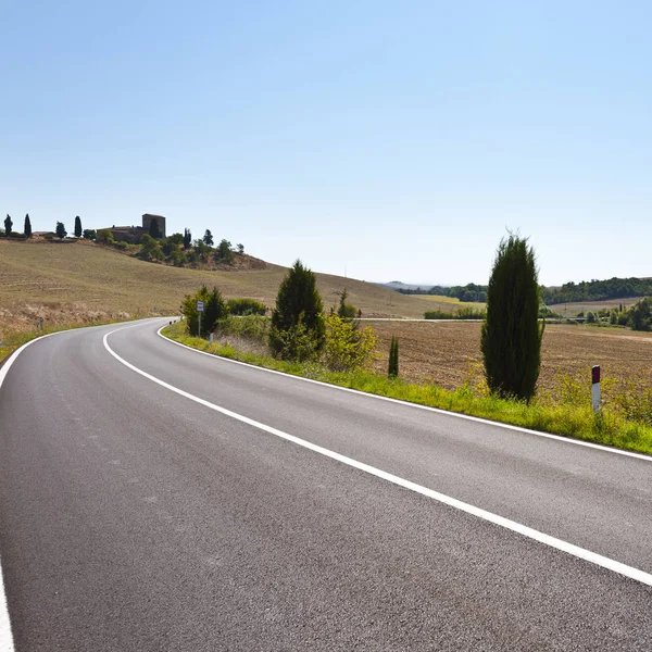 Asfaltweg tussen velden in Italië — Stockfoto