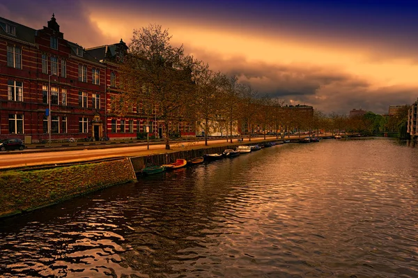 Embankment en el centro histórico de Amsterdam — Foto de Stock