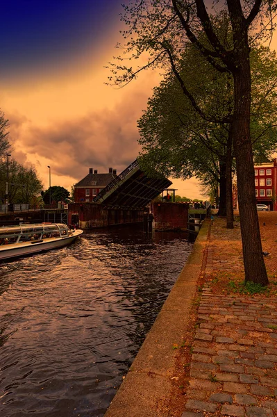Туристическая лодка на канале Амстердама — стоковое фото