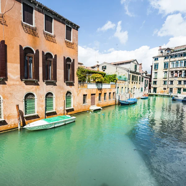 Danos causados pela humidade em Veneza Fotos De Bancos De Imagens