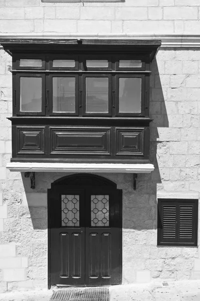 Balkon a dveře v Vallettě. — Stock fotografie