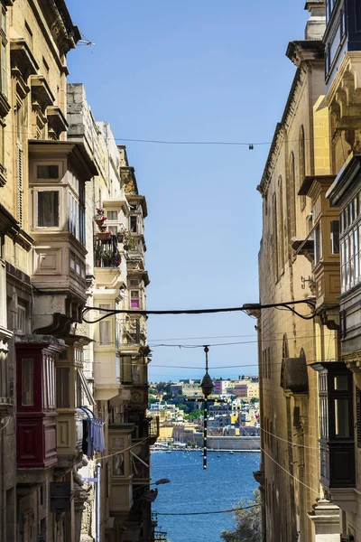 Rua que leva ao mar em Malta . — Fotografia de Stock