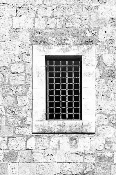 Eski Acre penceresinde çubuklu — Stok fotoğraf