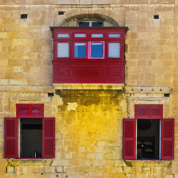 Üç kırmızı windows Malta