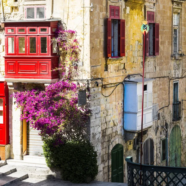 Здание с традиционным цветным мальтийским балконом — стоковое фото