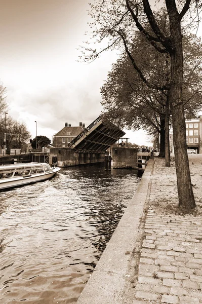 Bateau touristique sur le canal d'Amsterdam — Photo
