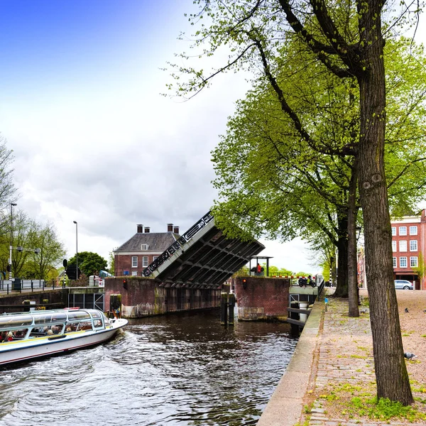 Statki wycieczkowe na kanał Amsterdam — Zdjęcie stockowe