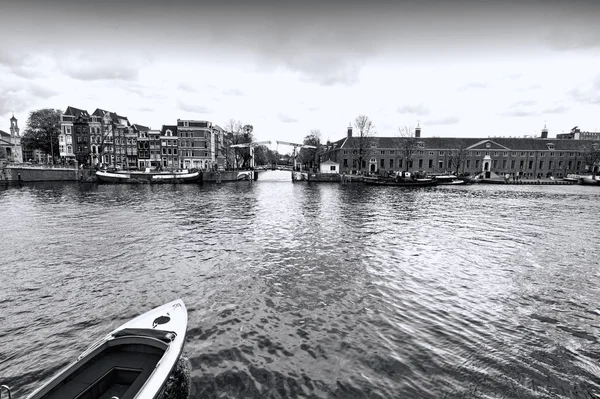 Barco en el canal de Amsterdam — Foto de Stock