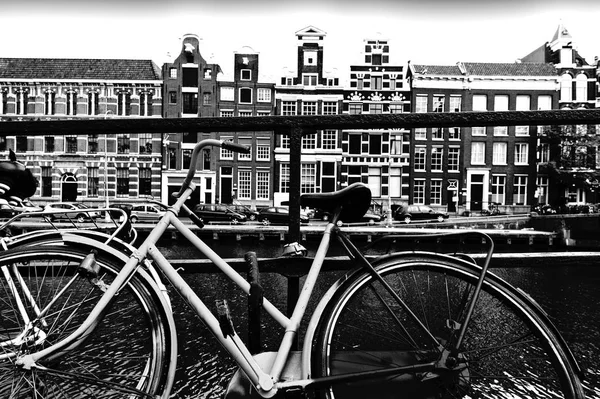 Bicicleta estacionada en un embarcadero en Ámsterdam — Foto de Stock