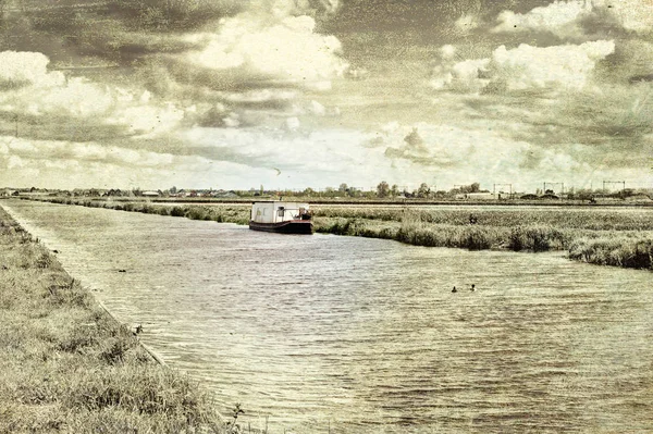 潅漑運河にハウスボート (屋形船) — ストック写真