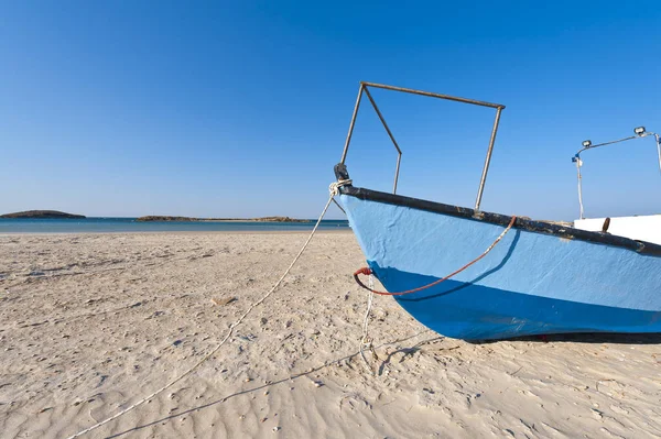 Łódź rybacka na plaży — Zdjęcie stockowe