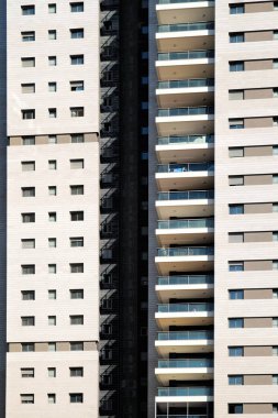 Bir satır içinde pencere eşiği ile cephe