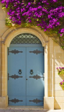 Malta kapı çiçeklerle süslenmiş 