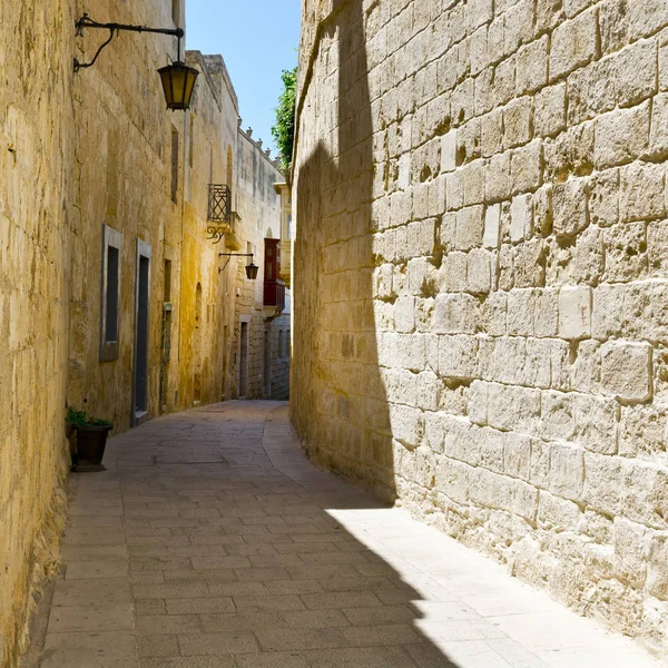 Calle con edificios tradicionales malteses en Mdina — Foto de Stock