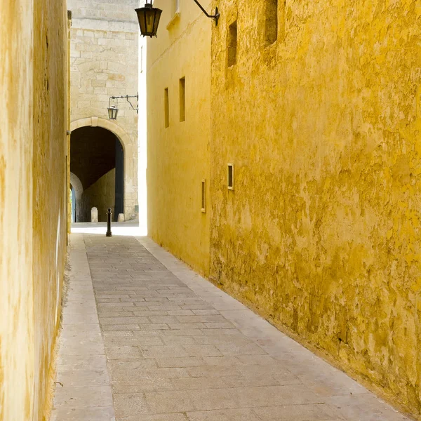 Street with traditional maltese buildings in Mdina — Stock Photo, Image