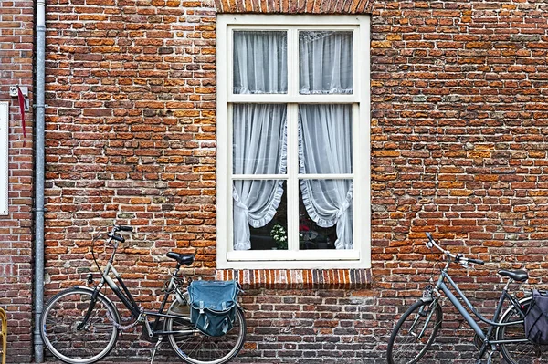 Окно и велосипеды в Голландии — стоковое фото