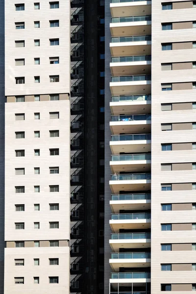 Bir satır içinde pencere eşiği ile cephe