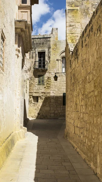 Rua com edifícios tradicionais malteses em Mdina — Fotografia de Stock